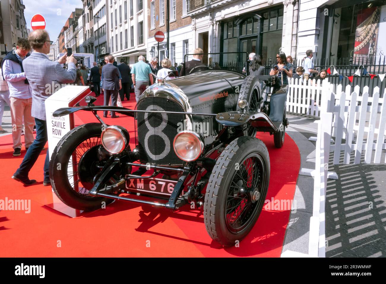 Bentley vintage à la Concours sur Savile Row 2023. Les voitures classiques se trouvent dans la célèbre rue pour être tailleur à Londres au Royaume-Uni Banque D'Images