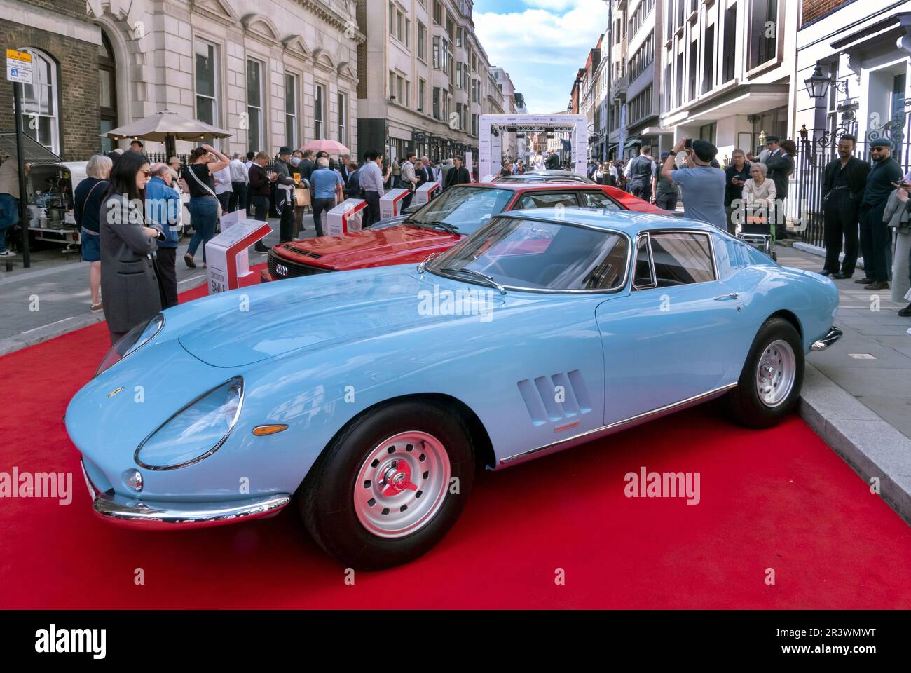 1967 Ferrari 275GTB/4 à la Concours sur Savile Row 2023. Les voitures classiques se trouvent dans la célèbre rue pour être tailleur à Londres au Royaume-Uni Banque D'Images