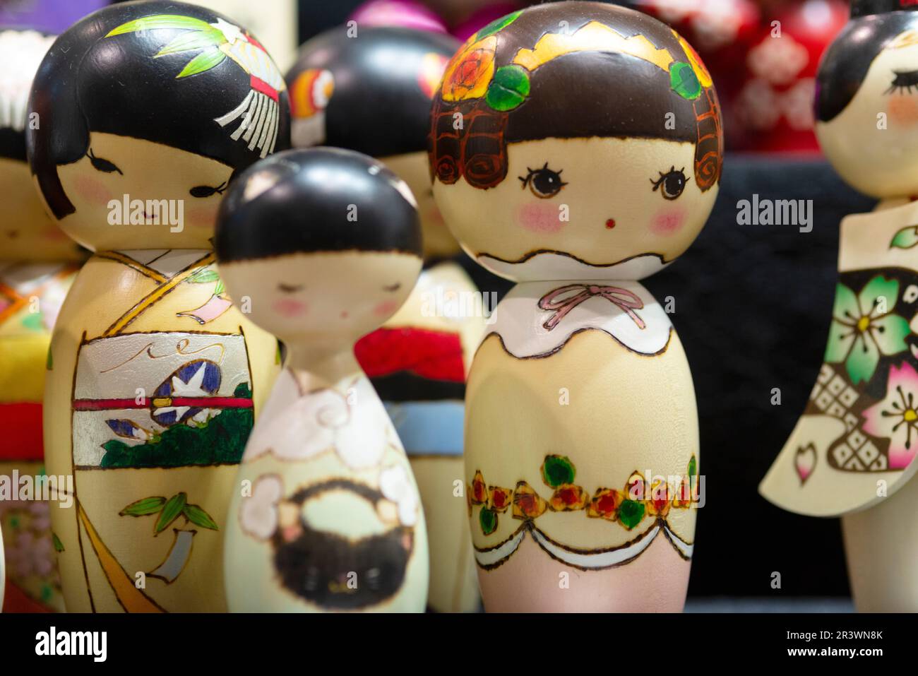 Vieilles poupées traditionnelles japonaises en bois Kokeshi Banque D'Images