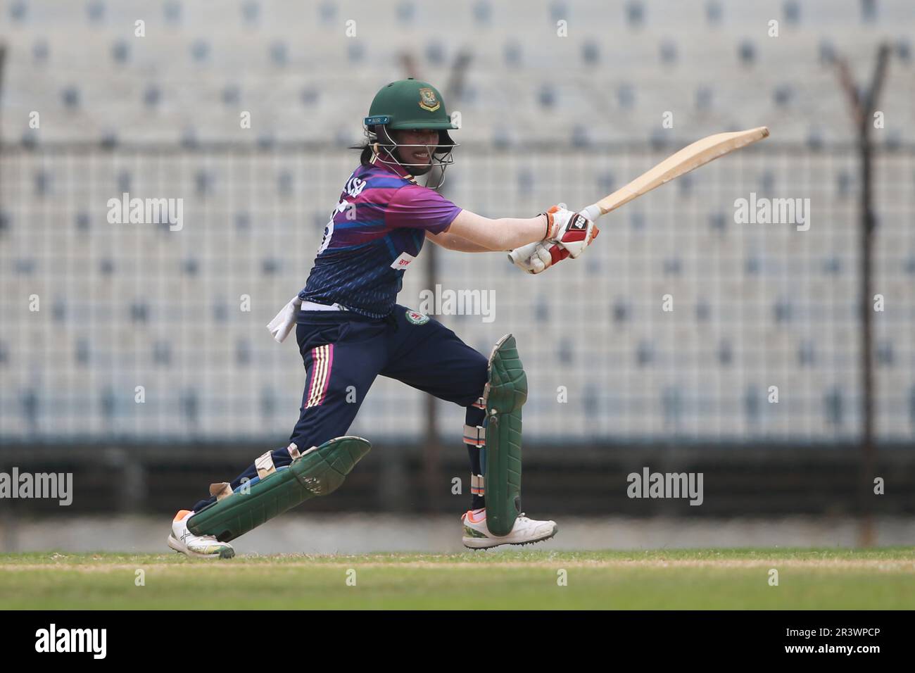 Rupali Bank Krira Parishad batter Lisa bats, une garde de cricket, contre le Gulshan Youth Club dans la Dhaka Premier Division Women’s Cricket League 2022-23 à kh Banque D'Images