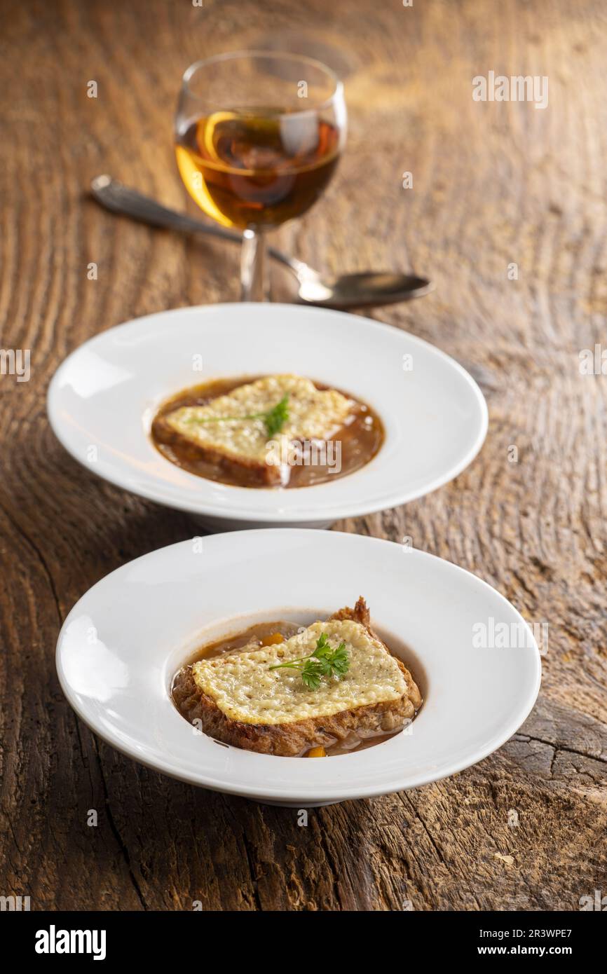 Soupe française à l'oignon sur bois Banque D'Images