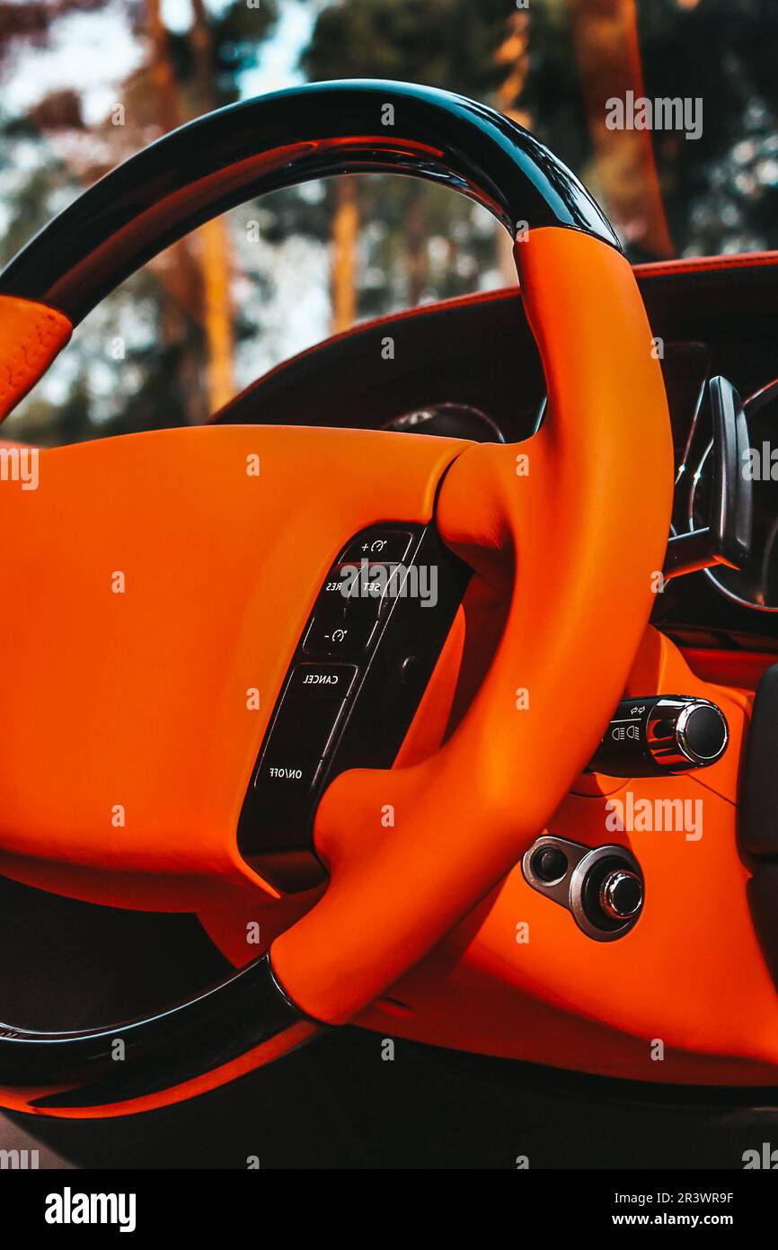 Vue de l'intérieur d'une automobile moderne montrant le tableau de bord. Intérieur de voiture orange Banque D'Images