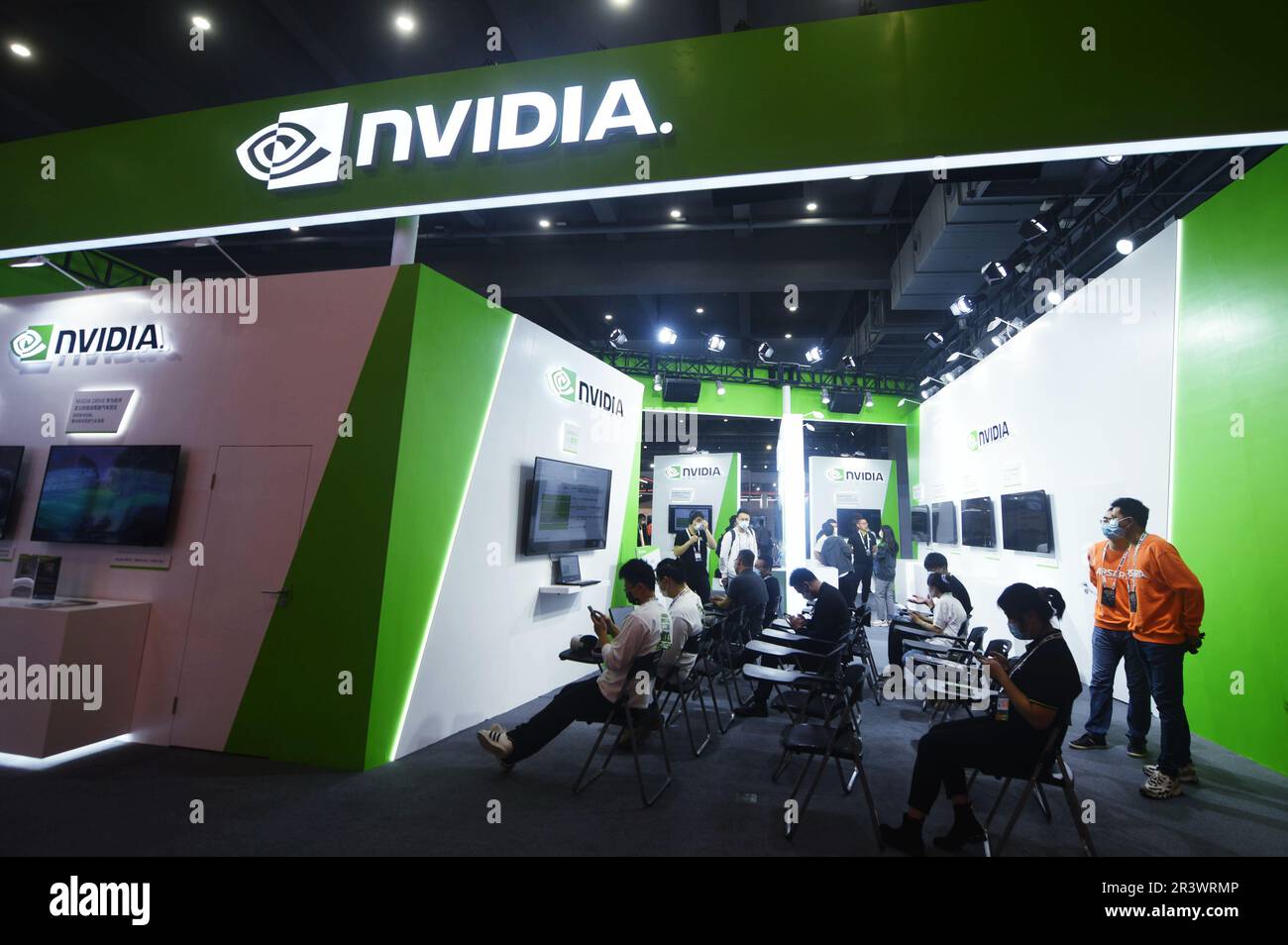 HANGZHOU, CHINE - 3 NOVEMBRE 2022 - les visiteurs visitent le stand Nvidia à la conférence Apsara 2022 à Hangzhou, province du Zhejiang, Chine, le 3 novembre 2022. Banque D'Images