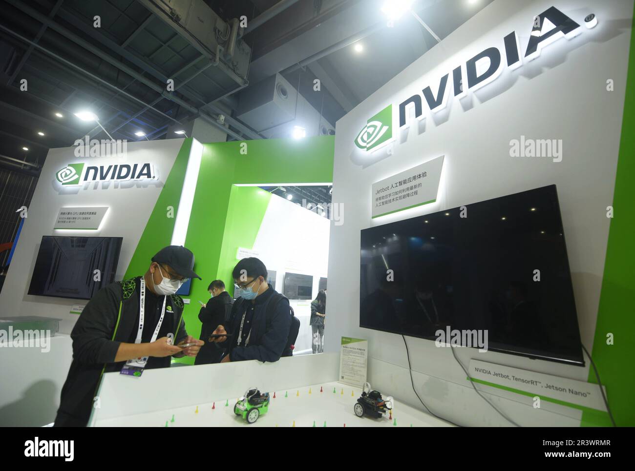 HANGZHOU, CHINE - 3 NOVEMBRE 2022 - les visiteurs visitent le stand Nvidia à la conférence Apsara 2022 à Hangzhou, province du Zhejiang, Chine, le 3 novembre 2022. Banque D'Images