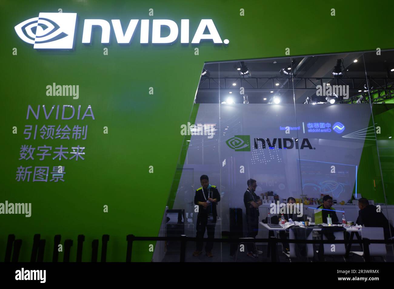 HANGZHOU, CHINE - 3 NOVEMBRE 2022 - les visiteurs visitent le stand Nvidia à la conférence Apsara 2022 à Hangzhou, province du Zhejiang, Chine, le 3 novembre 2022. Banque D'Images