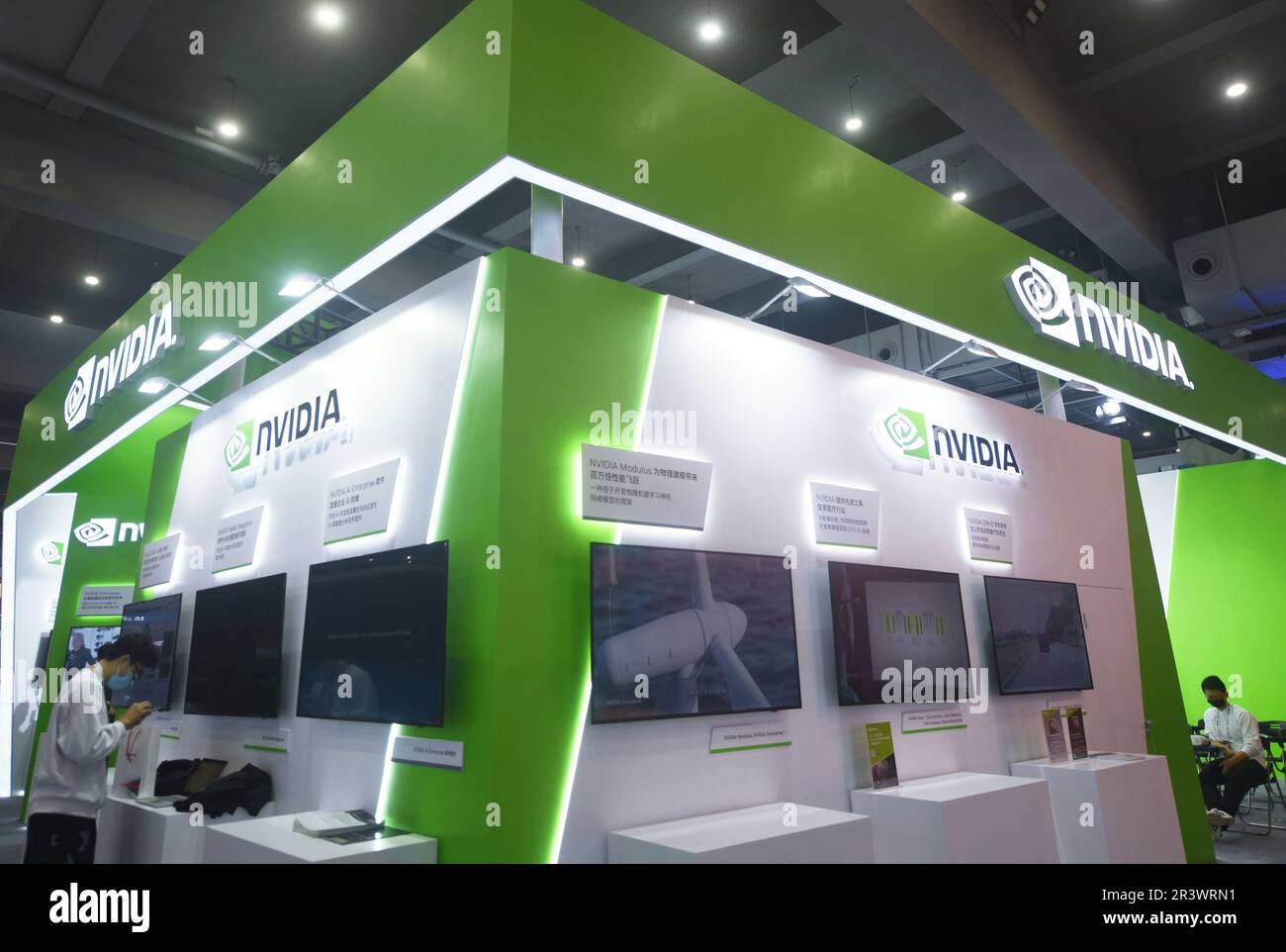 HANGZHOU, CHINE - 3 NOVEMBRE 2022 - les visiteurs visitent le stand Nvidia à la conférence Apsara 2022 à Hangzhou, province du Zhejiang, Chine, le 3 novembre 2022. Banque D'Images