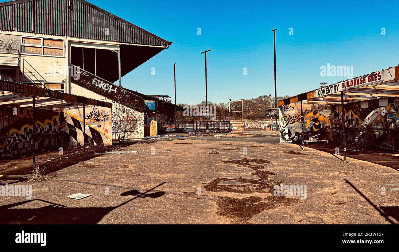 Decrepite LES IMAGES montrent comment le stade de Coventry, qui était autrefois ...