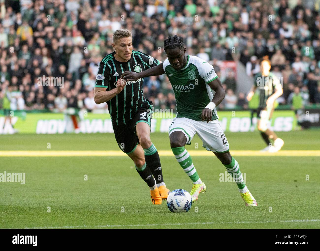 ÉDIMBOURG, ROYAUME-UNI. 24th mai 2023. HibsÕ l'avant-projet français, Elie Youan, s'éloigne du défenseur suédois du Celtic, Carl Starfelt, lors du match entre Hibernian et Celtic dans le Cinch Premiership au Easter Road Stadium, Édimbourg, Midlothian, Royaume-Uni. 24/5/2023. Crédit : Ian Jacobs/Alay Live News Banque D'Images