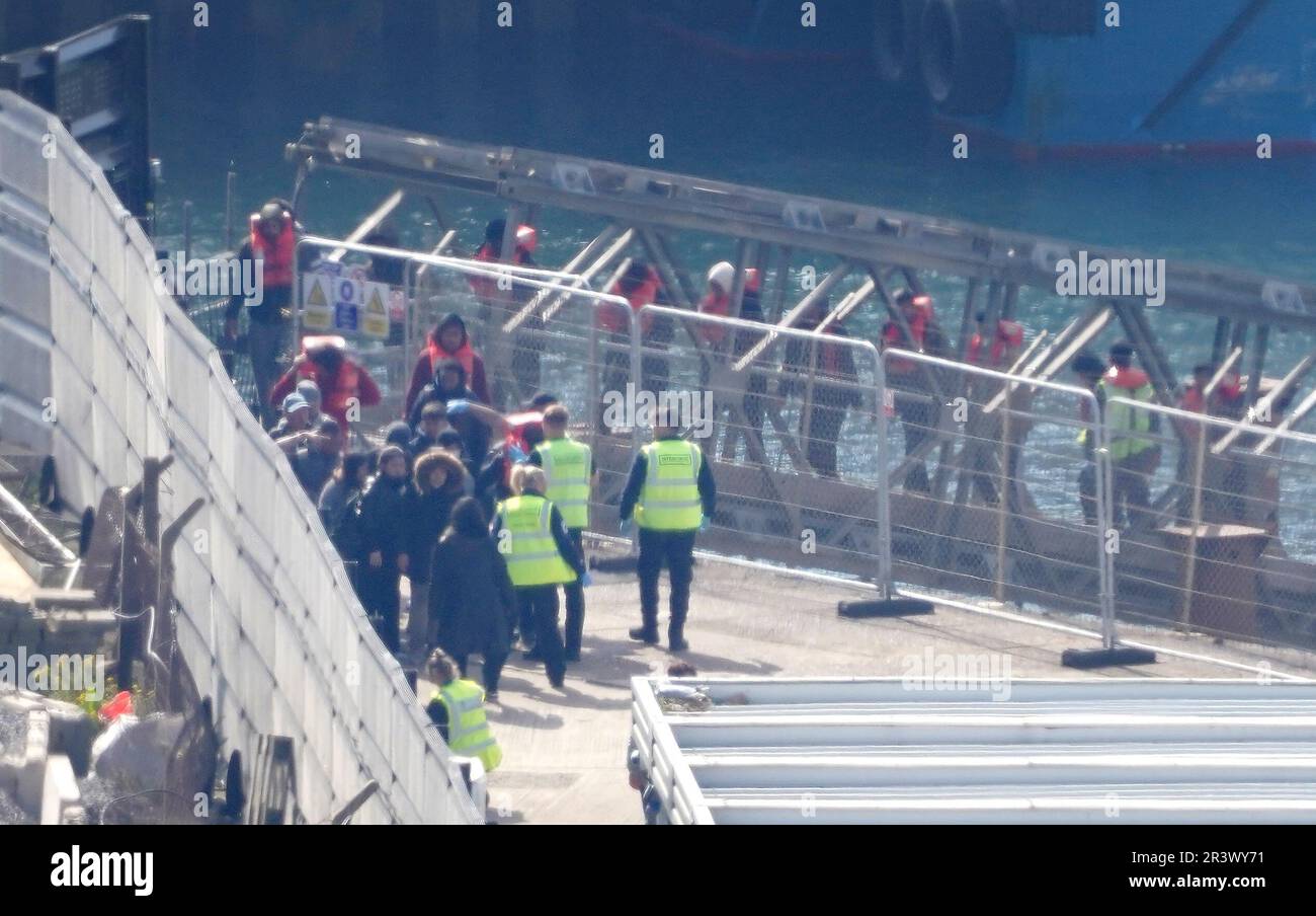 Un groupe de personnes considérées comme des migrants est amené à Douvres, dans le Kent, à partir d'un navire de la Force frontalière, à la suite d'un incident impliquant un petit bateau dans la Manche. La migration nette vers le Royaume-Uni a atteint un niveau record, selon les statistiques officielles. On estime qu'environ 606 000 000 personnes de plus ont déménagé au Royaume-Uni qu'elles ne l'ont quitté dans les 12 mois de décembre, ont montré jeudi des données de l'Office for National Statistics. Date de la photo: Jeudi 25 mai 2023. Banque D'Images