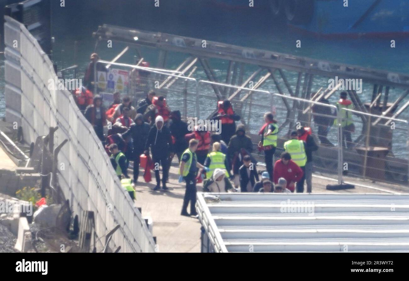 Un groupe de personnes considérées comme des migrants est amené à Douvres, dans le Kent, à partir d'un navire de la Force frontalière, à la suite d'un incident impliquant un petit bateau dans la Manche. La migration nette vers le Royaume-Uni a atteint un niveau record, selon les statistiques officielles. On estime qu'environ 606 000 000 personnes de plus ont déménagé au Royaume-Uni qu'elles ne l'ont quitté dans les 12 mois de décembre, ont montré jeudi des données de l'Office for National Statistics. Date de la photo: Jeudi 25 mai 2023. Banque D'Images