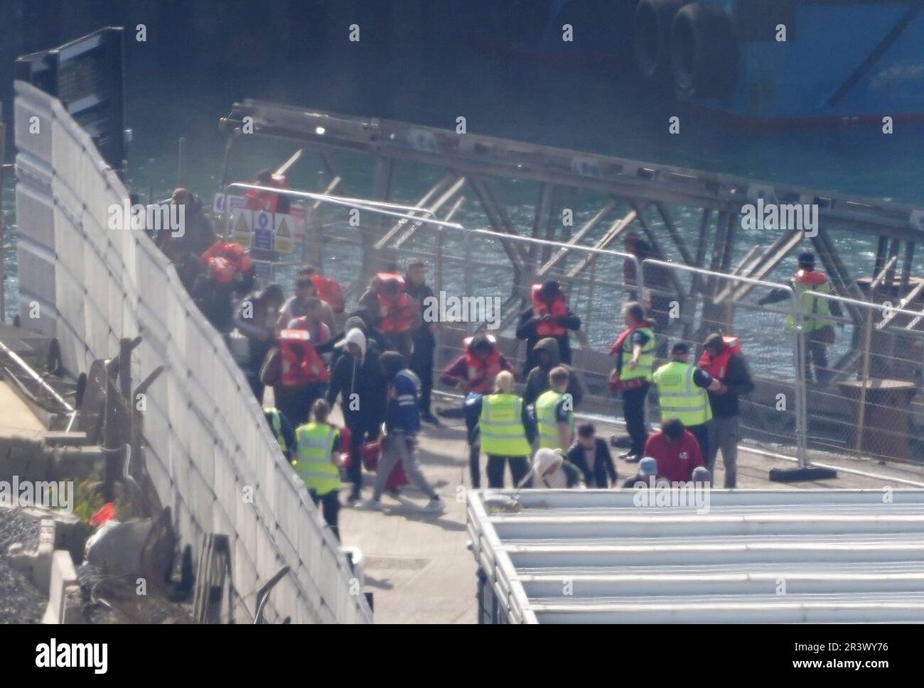Un groupe de personnes considérées comme des migrants est amené à Douvres, dans le Kent, à partir d'un navire de la Force frontalière, à la suite d'un incident impliquant un petit bateau dans la Manche. La migration nette vers le Royaume-Uni a atteint un niveau record, selon les statistiques officielles. On estime qu'environ 606 000 000 personnes de plus ont déménagé au Royaume-Uni qu'elles ne l'ont quitté dans les 12 mois de décembre, ont montré jeudi des données de l'Office for National Statistics. Date de la photo: Jeudi 25 mai 2023. Banque D'Images