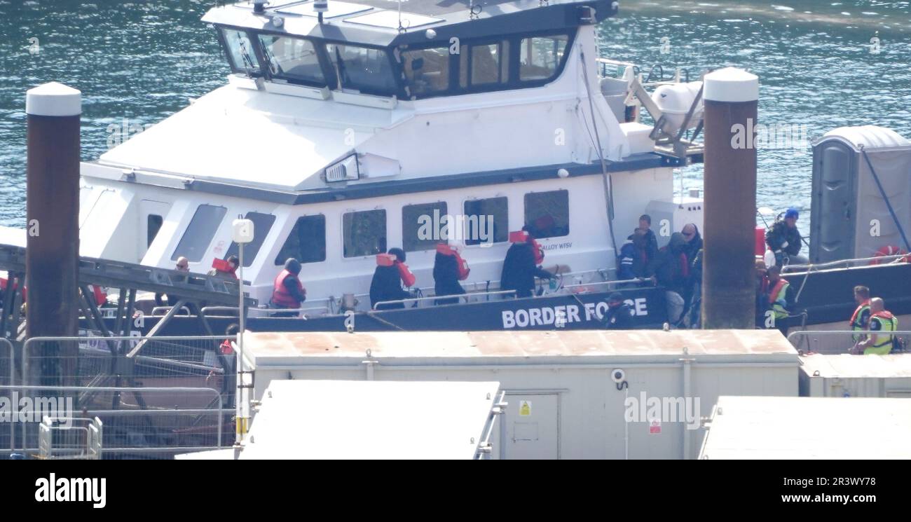 Un groupe de personnes considérées comme des migrants est amené à Douvres, dans le Kent, à partir d'un navire de la Force frontalière, à la suite d'un incident impliquant un petit bateau dans la Manche. La migration nette vers le Royaume-Uni a atteint un niveau record, selon les statistiques officielles. On estime qu'environ 606 000 000 personnes de plus ont déménagé au Royaume-Uni qu'elles ne l'ont quitté dans les 12 mois de décembre, ont montré jeudi des données de l'Office for National Statistics. Date de la photo: Jeudi 25 mai 2023. Banque D'Images