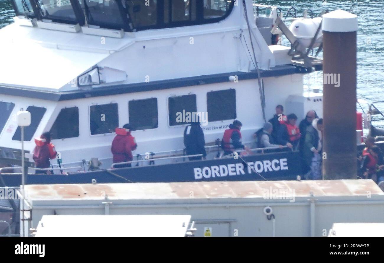 Un groupe de personnes considérées comme des migrants est amené à Douvres, dans le Kent, à partir d'un navire de la Force frontalière, à la suite d'un incident impliquant un petit bateau dans la Manche. La migration nette vers le Royaume-Uni a atteint un niveau record, selon les statistiques officielles. On estime qu'environ 606 000 000 personnes de plus ont déménagé au Royaume-Uni qu'elles ne l'ont quitté dans les 12 mois de décembre, ont montré jeudi des données de l'Office for National Statistics. Date de la photo: Jeudi 25 mai 2023. Banque D'Images