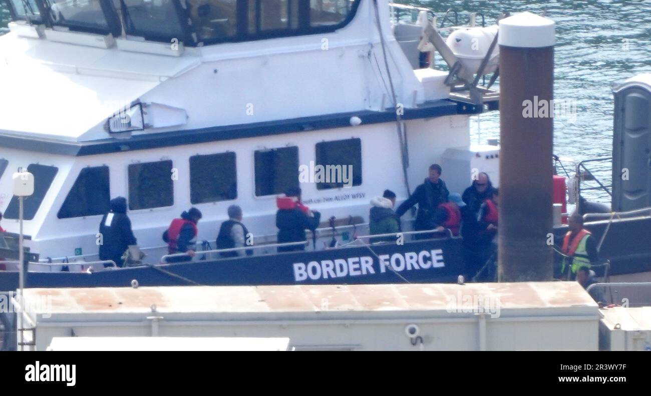 Un groupe de personnes considérées comme des migrants est amené à Douvres, dans le Kent, à partir d'un navire de la Force frontalière, à la suite d'un incident impliquant un petit bateau dans la Manche. La migration nette vers le Royaume-Uni a atteint un niveau record, selon les statistiques officielles. On estime qu'environ 606 000 000 personnes de plus ont déménagé au Royaume-Uni qu'elles ne l'ont quitté dans les 12 mois de décembre, ont montré jeudi des données de l'Office for National Statistics. Date de la photo: Jeudi 25 mai 2023. Banque D'Images