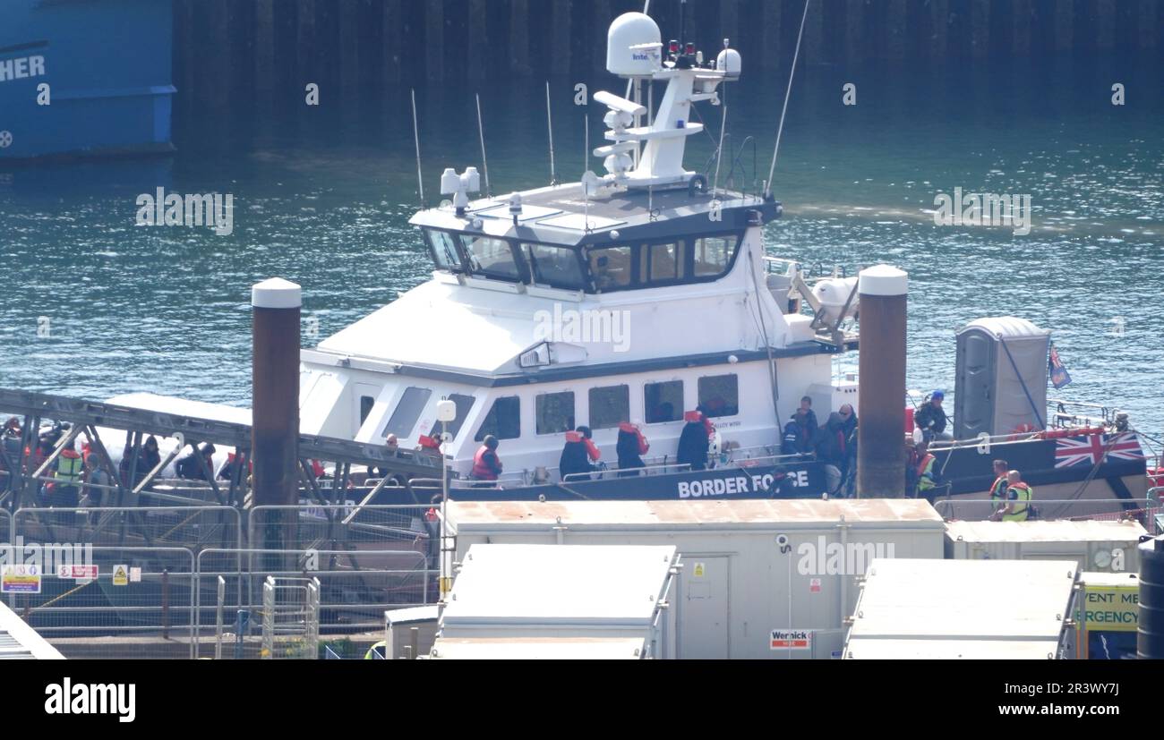 Un groupe de personnes considérées comme des migrants est amené à Douvres, dans le Kent, à partir d'un navire de la Force frontalière, à la suite d'un incident impliquant un petit bateau dans la Manche. La migration nette vers le Royaume-Uni a atteint un niveau record, selon les statistiques officielles. On estime qu'environ 606 000 000 personnes de plus ont déménagé au Royaume-Uni qu'elles ne l'ont quitté dans les 12 mois de décembre, ont montré jeudi des données de l'Office for National Statistics. Date de la photo: Jeudi 25 mai 2023. Banque D'Images