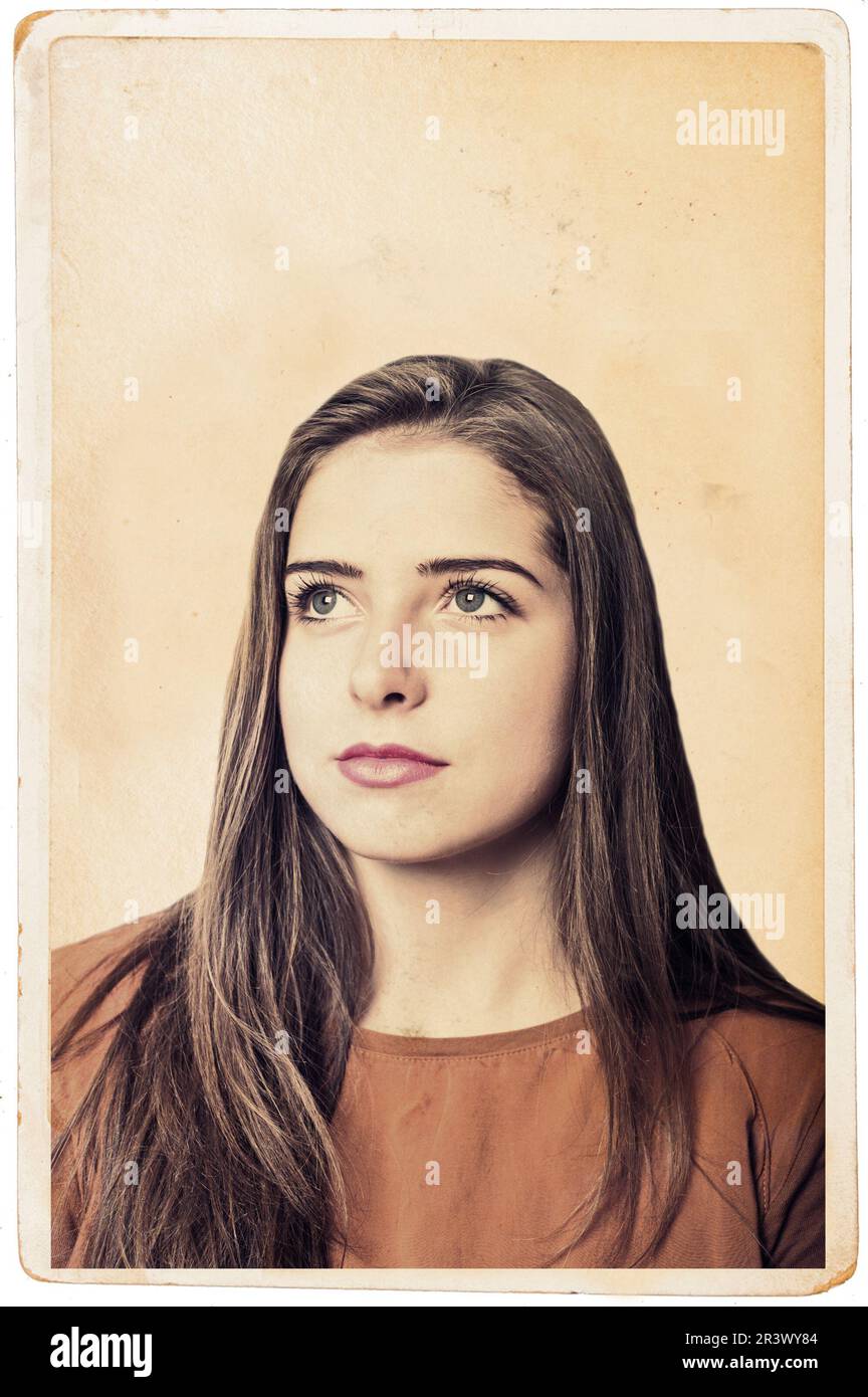 portrait d'une jeune fille brune avec un vieux cadre photo Banque D'Images