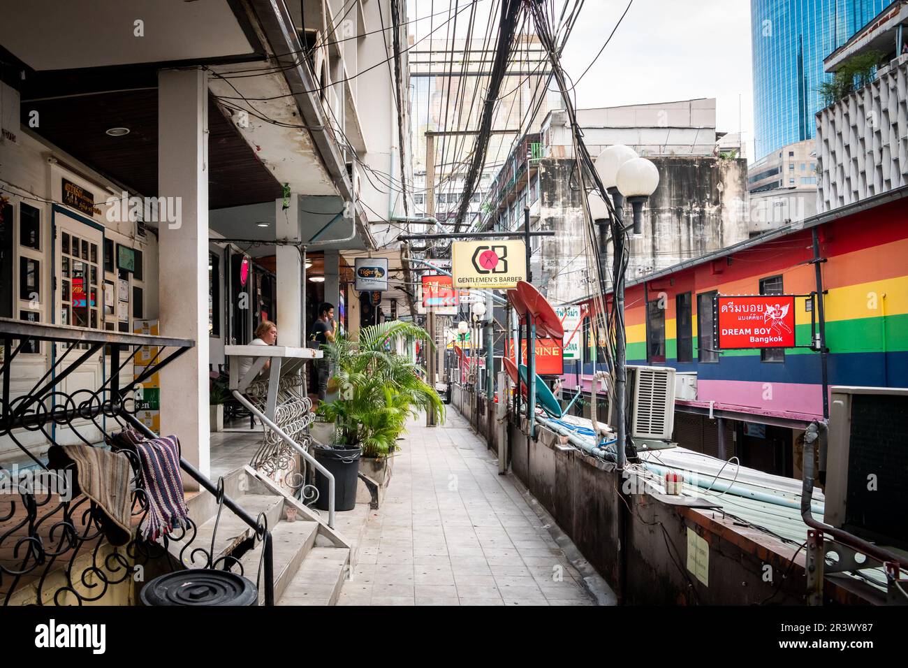 Vue sur le niveau supérieur des petits bars sur soi 2 Patpong Bangkok Thaïlande. Ce quartier est le plus ancien quartier rouge de Bangkok. Banque D'Images