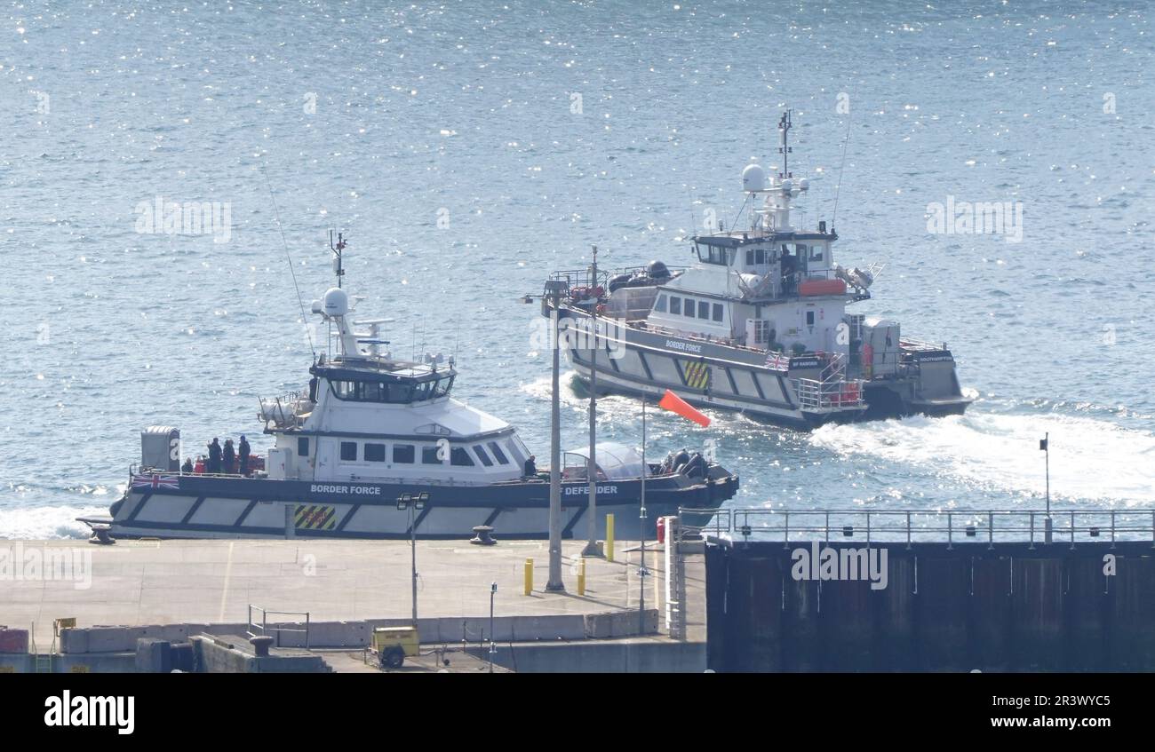 Les navires de la Force frontalière arrivent et quittent le port de Douvres dans le Kent à la suite d'un certain nombre d'incidents impliquant de petits bateaux dans la Manche. La migration nette vers le Royaume-Uni a atteint un niveau record, selon les statistiques officielles. On estime qu'environ 606 000 000 personnes de plus ont déménagé au Royaume-Uni qu'elles ne l'ont quitté dans les 12 mois de décembre, ont montré jeudi des données de l'Office for National Statistics. Date de la photo: Jeudi 25 mai 2023. Banque D'Images