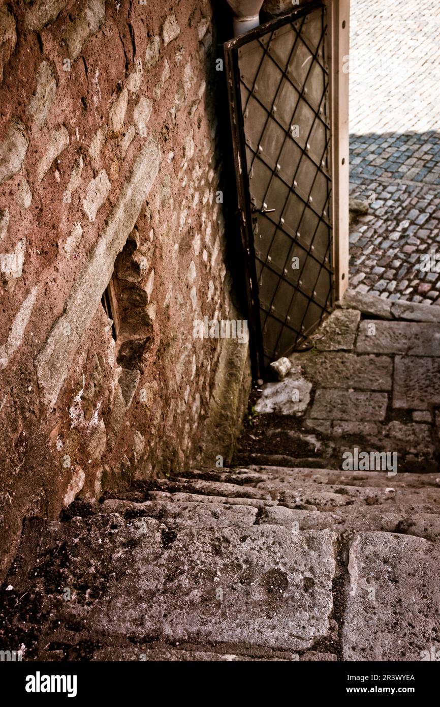 ancienne porte métallique médiévale au bout d'un escalier en pierre Banque D'Images