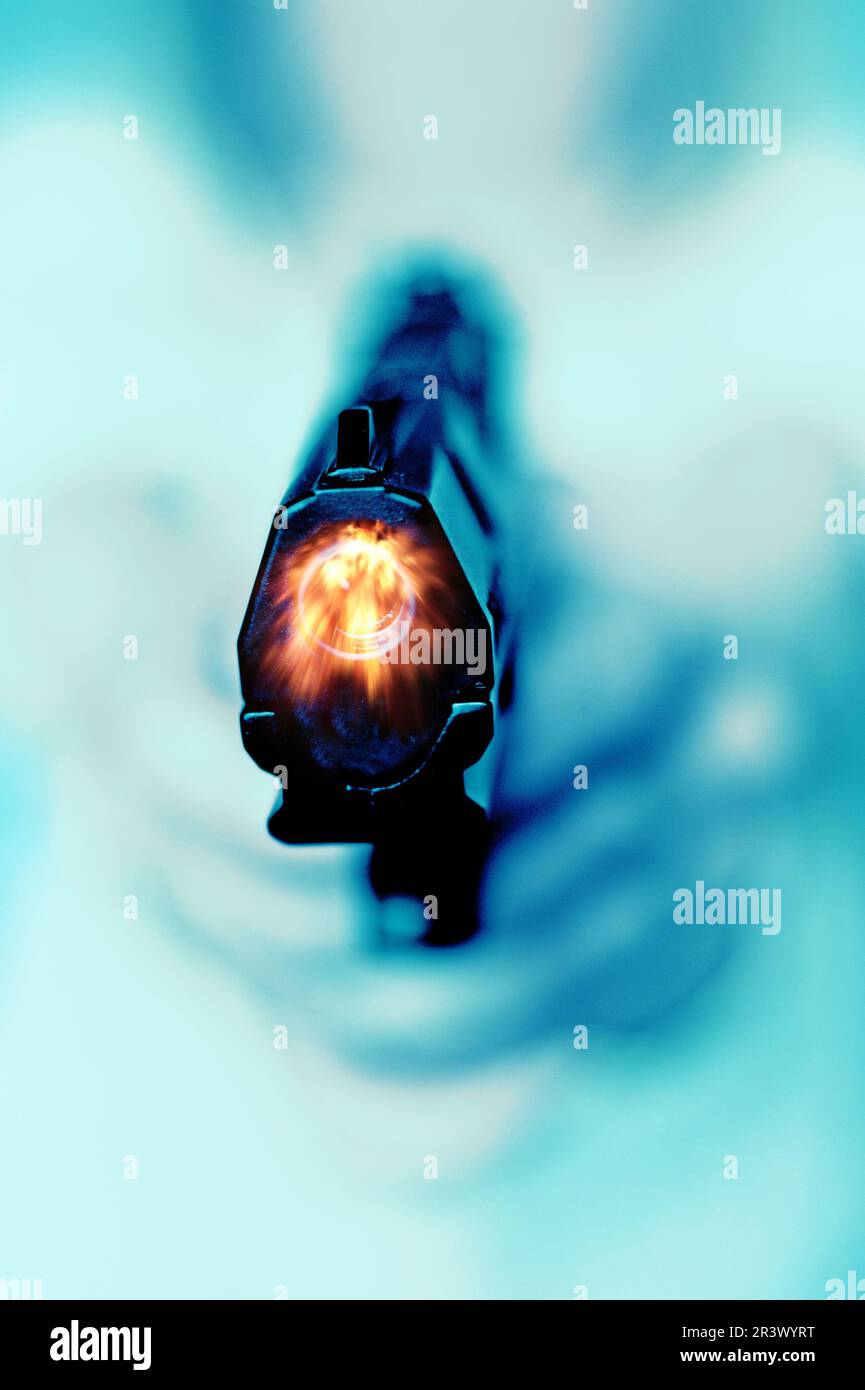 les mains pointant vers un pistolet et le tirant Banque D'Images