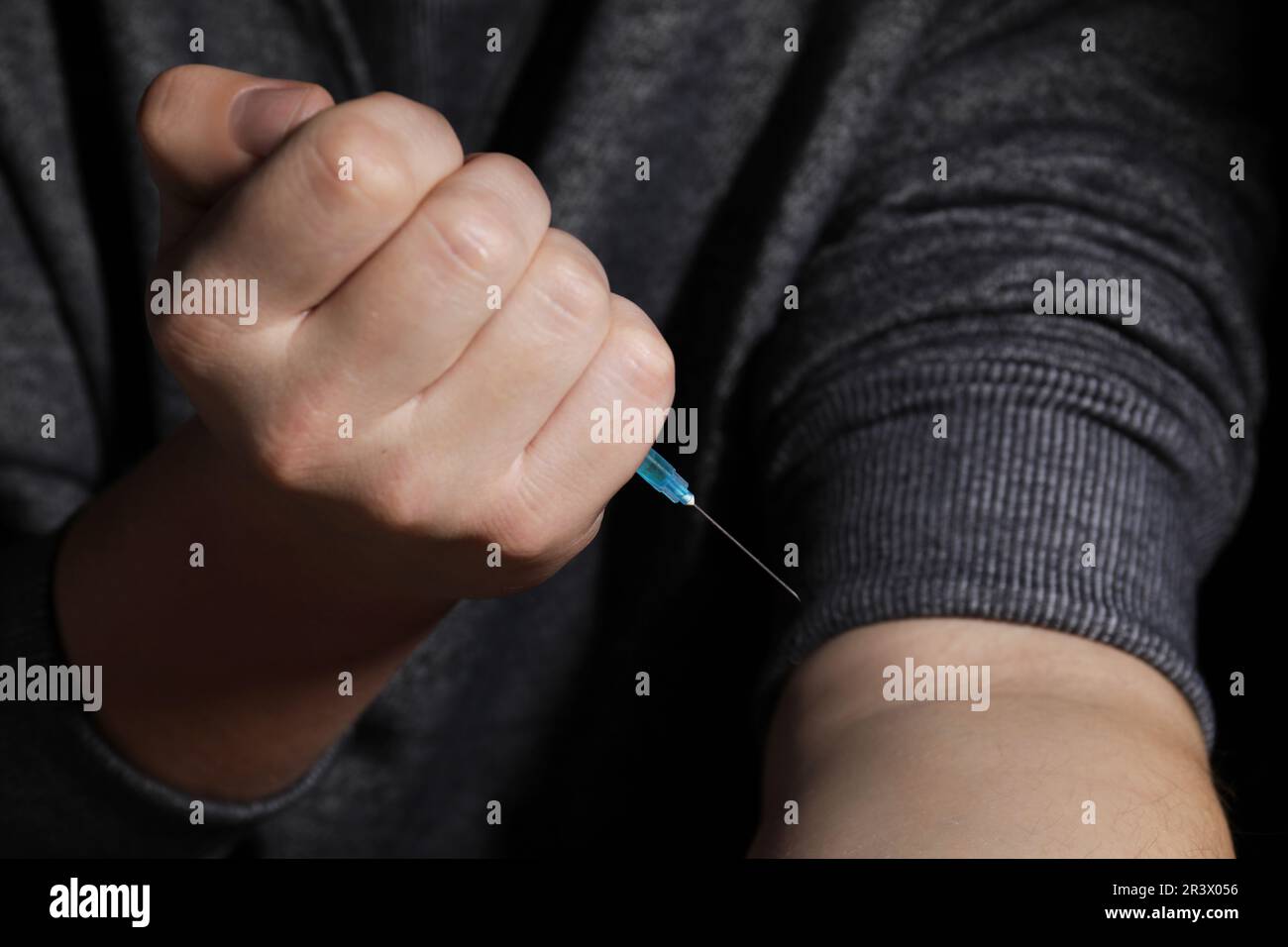 Homme accro à la seringue prenant des médicaments, gros plan Banque D'Images