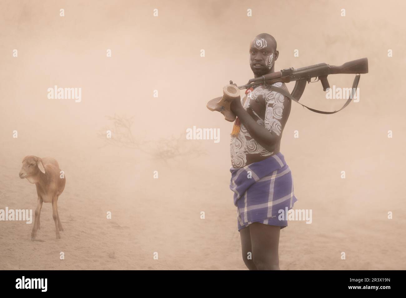 Des images ÉPOUSTOUFLANTES de Karo, qui se hissent devant un lever de soleil africain à couper le souffle, ont été capturées en Éthiopie. Banque D'Images