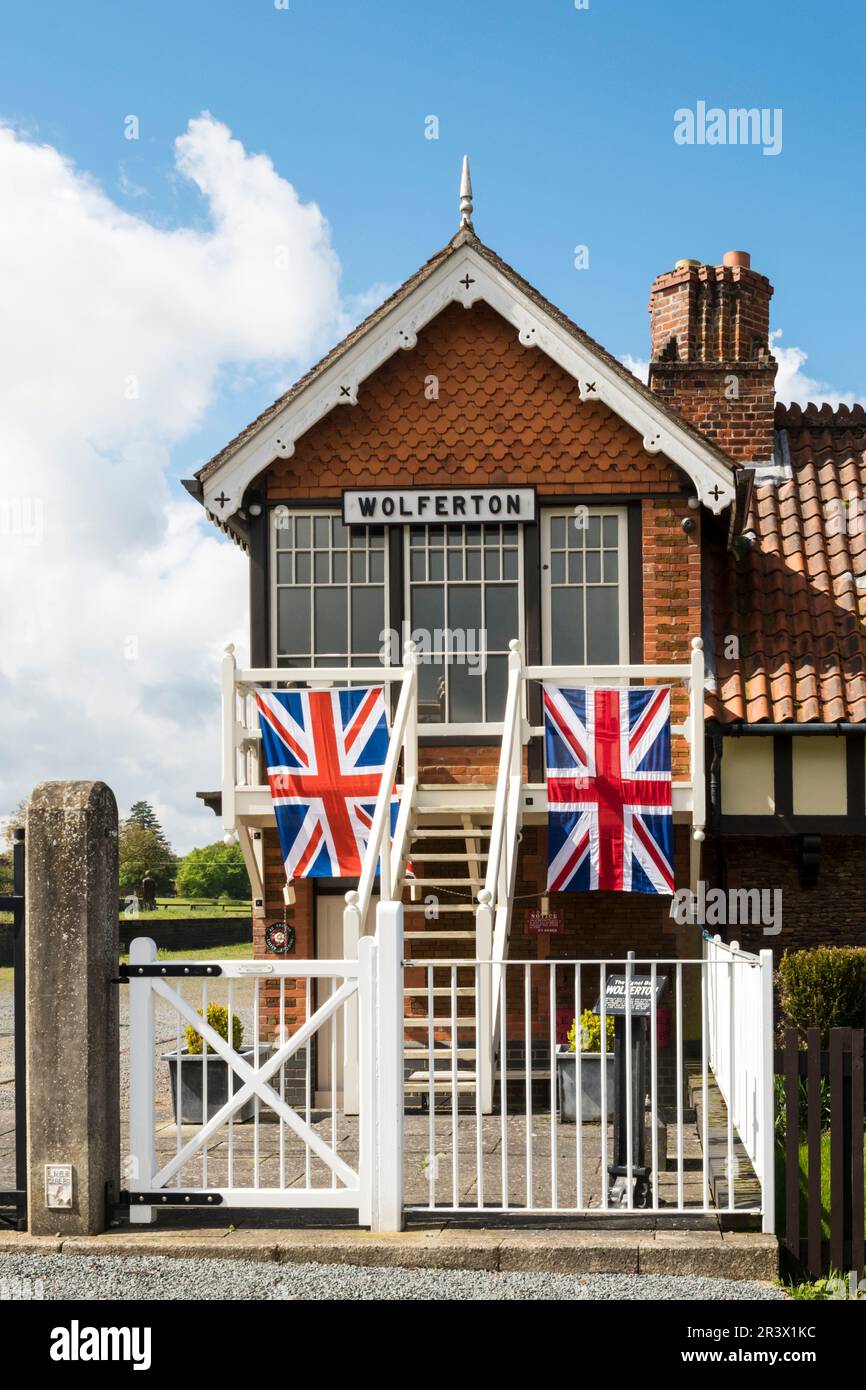 La boîte de signalisation à la gare de Wolferton, avec des drapeaux Union Jack pour célébrer le couronnement du roi Charles III Banque D'Images