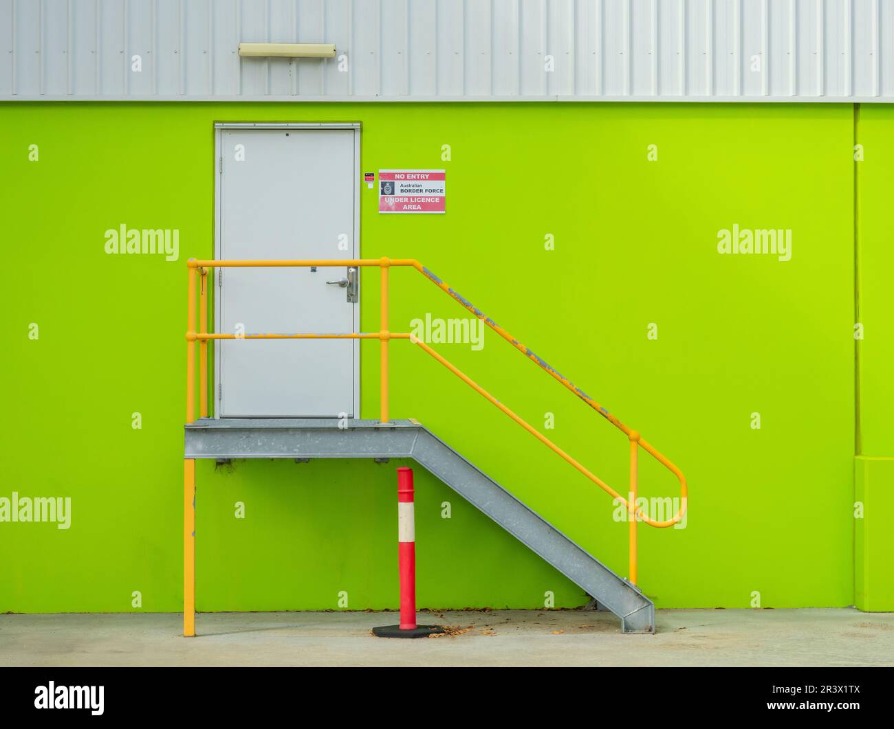 Un escalier vert et jaune lumineux dans une zone industrielle de Perth, en Australie occidentale. Banque D'Images