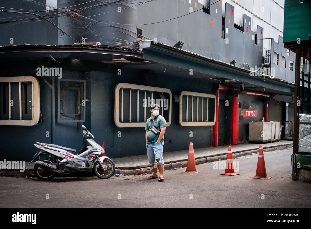Une vue de soi 2 Patpong montrant le gogo bar Bada Bing. Les gens et la circulation passent le long de cette célèbre petite rue dans le quartier rouge de Bangkok. Banque D'Images