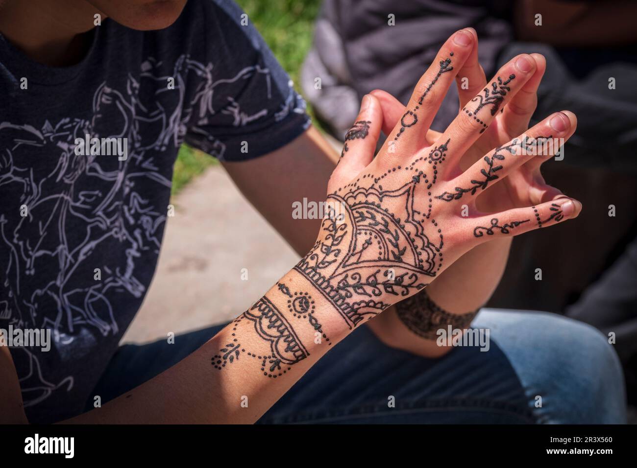 Les mains d'un adolescent tatoué au henné, Essaouira, maroc, afrique. Banque D'Images