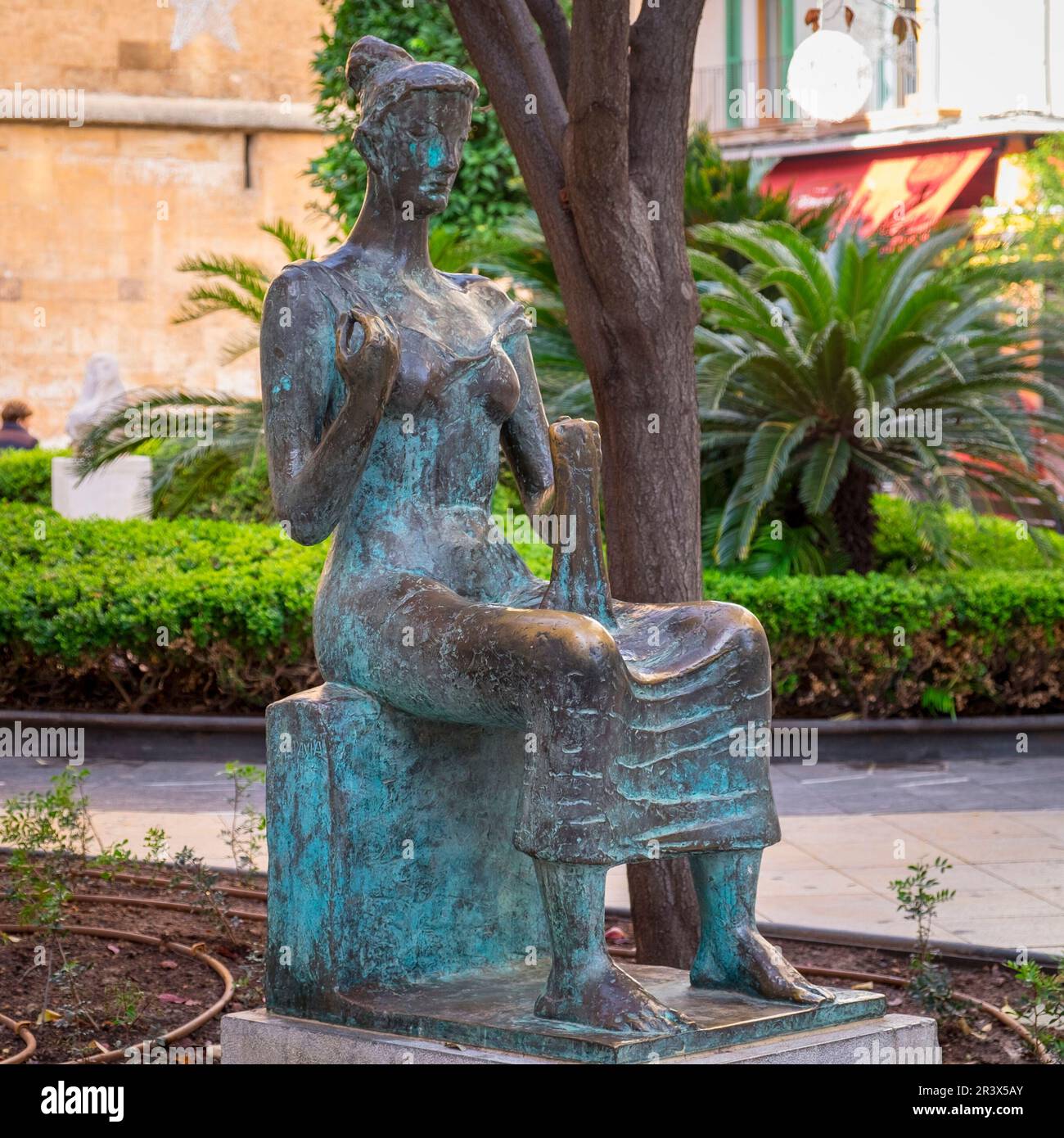 Dona cosint mujer (coziendo, 1957), Pere Martínez Martínez "Pavie", Plaça de la Mare de Déu de la Salut, Palma, Majorque, îles Baléares, Espagne. Banque D'Images