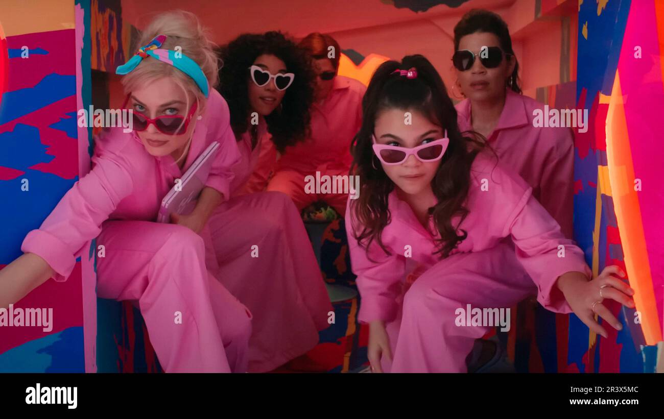 AMERICA FERRERA, MARGOT ROBBIE, ALEXANDRA SHIPP et ARIANA GREENBLATT à BARBIE (2023), sous la direction de GRETA GERWIG. Crédit: WARNER BROS. / Album Banque D'Images