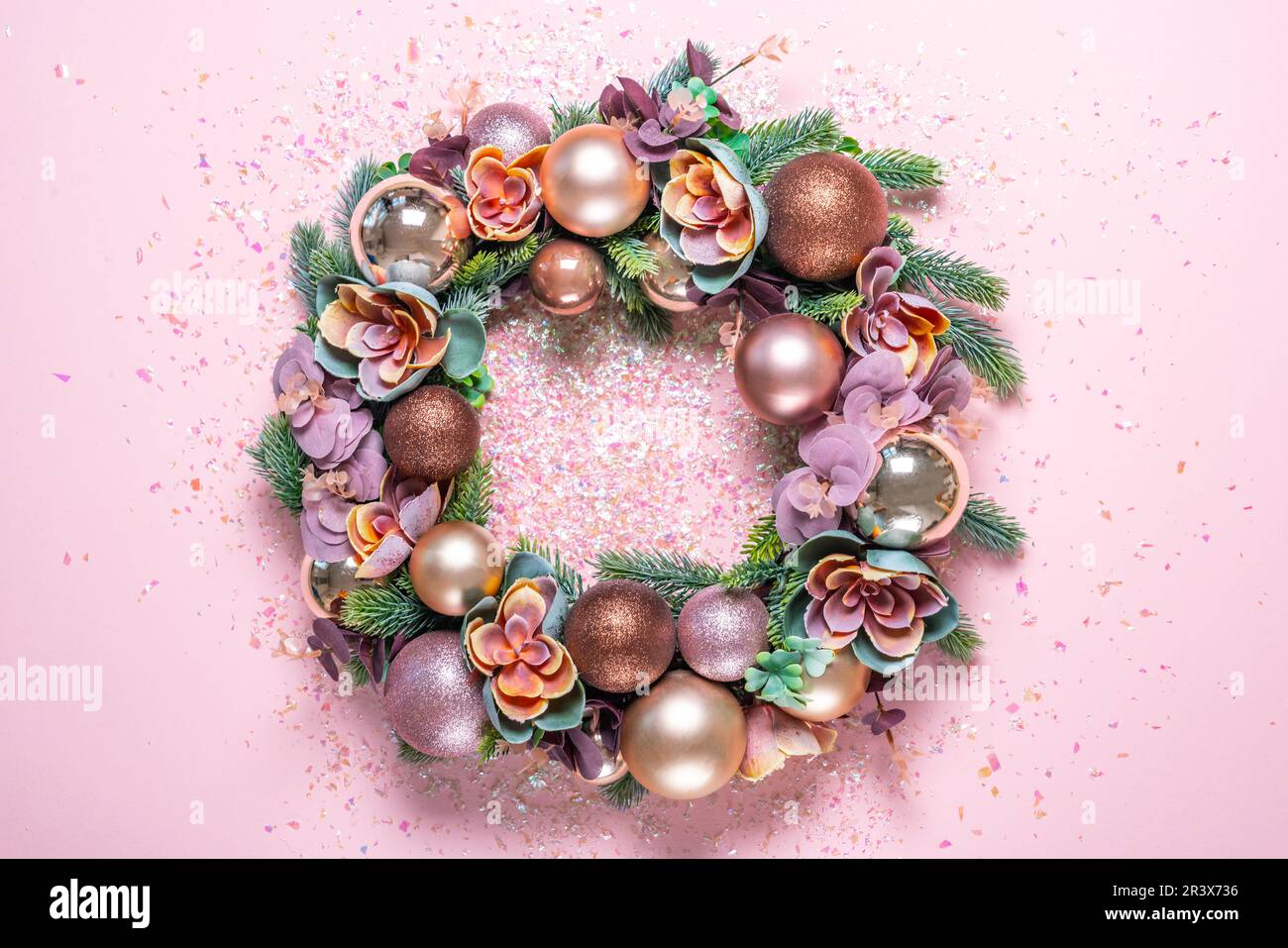 Décoration de couronne de Noël sur fond rose. pose à plat Banque D'Images