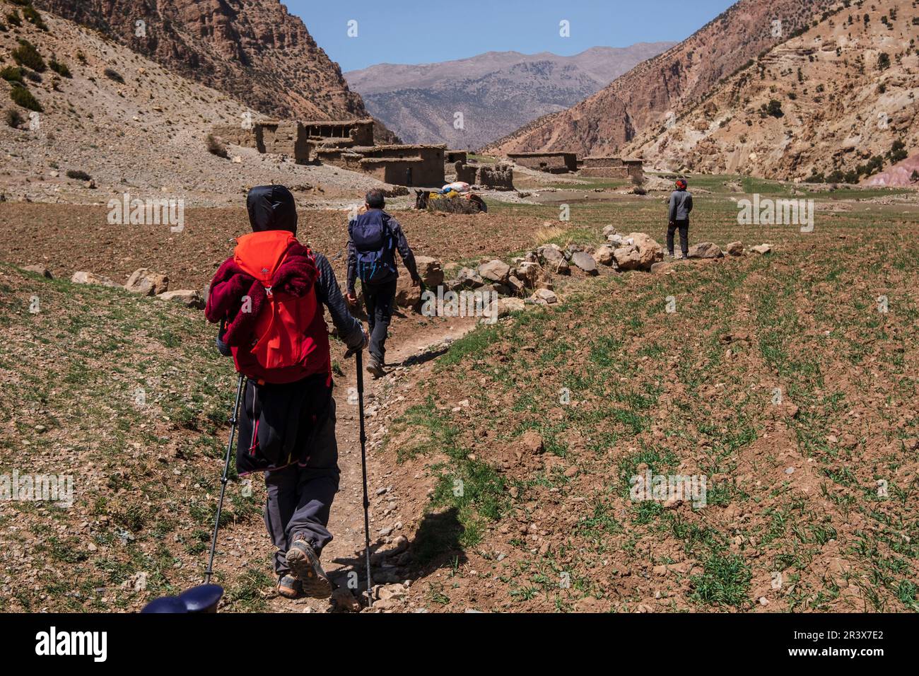 Randonneurs sur le sentier, randonnée MGoun, ait Said, chaîne de montagnes de l'Atlas, maroc, afrique. Banque D'Images