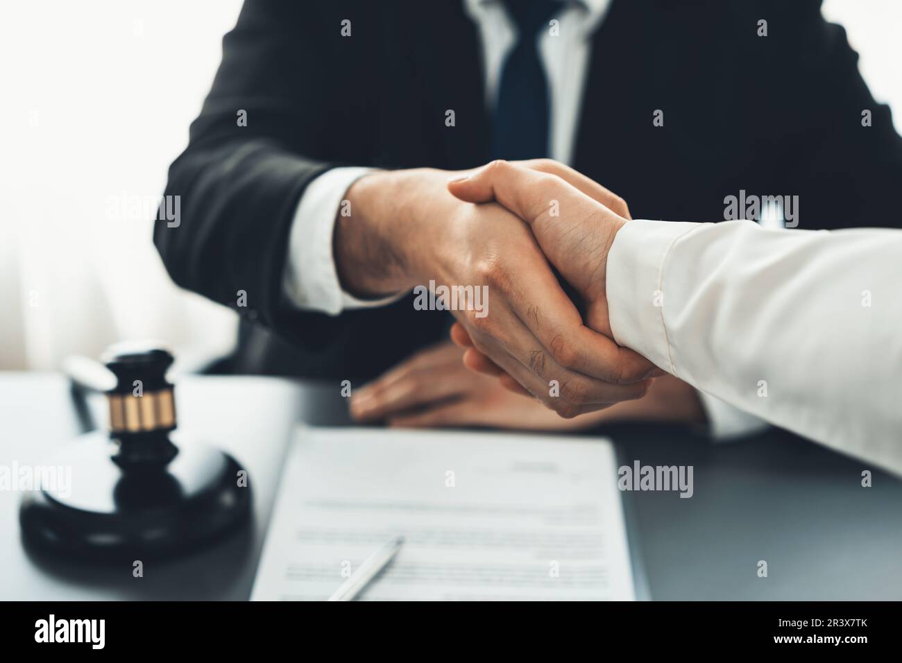 Fermer les avocats ou les avocats collègues poignée de main après avoir