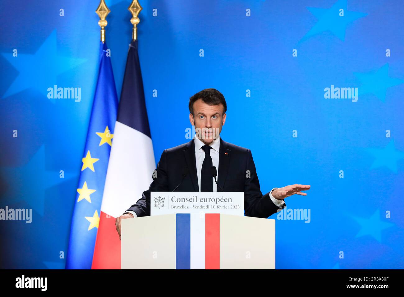 Belgique, Bruxelles, 10 février 2023: Emmanuel Macron assiste à une conférence de presse lors du sommet de l'UE sur l'invasion de l'Ukraine et de l'Europe par la Russie Banque D'Images