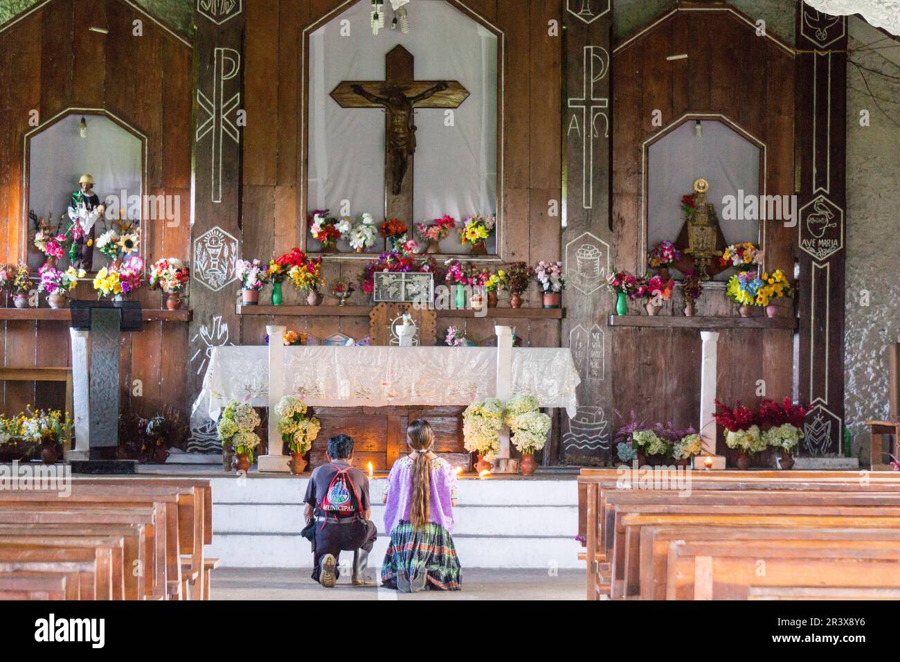Matrimonio orando en la iglesia, Lancetillo, La Parroquia, zona Reyna, Quiche, Guatemala, Amérique centrale. Banque D'Images