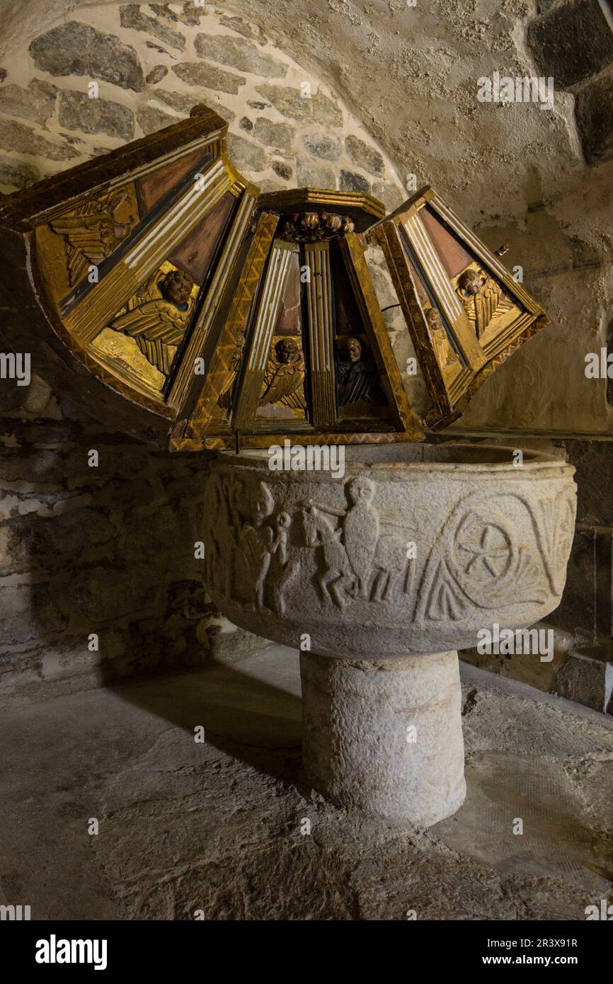 Bautismal pila romanica, Sant Martin de Tours de Gausac, originalmente datada a finales del siglo XIII o principios del siglo XIV es de estilo románico y gótico, Gausac, Viella, Gérone, Catalogne, cordillera de los Pirineos, Espagne, Europe. Banque D'Images