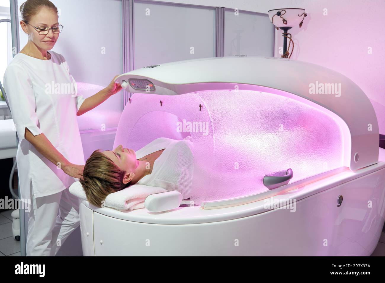 Capsule moderne de traitement de spa en clinique de cosmétologie, équipement d'opération de cosmétologue Banque D'Images