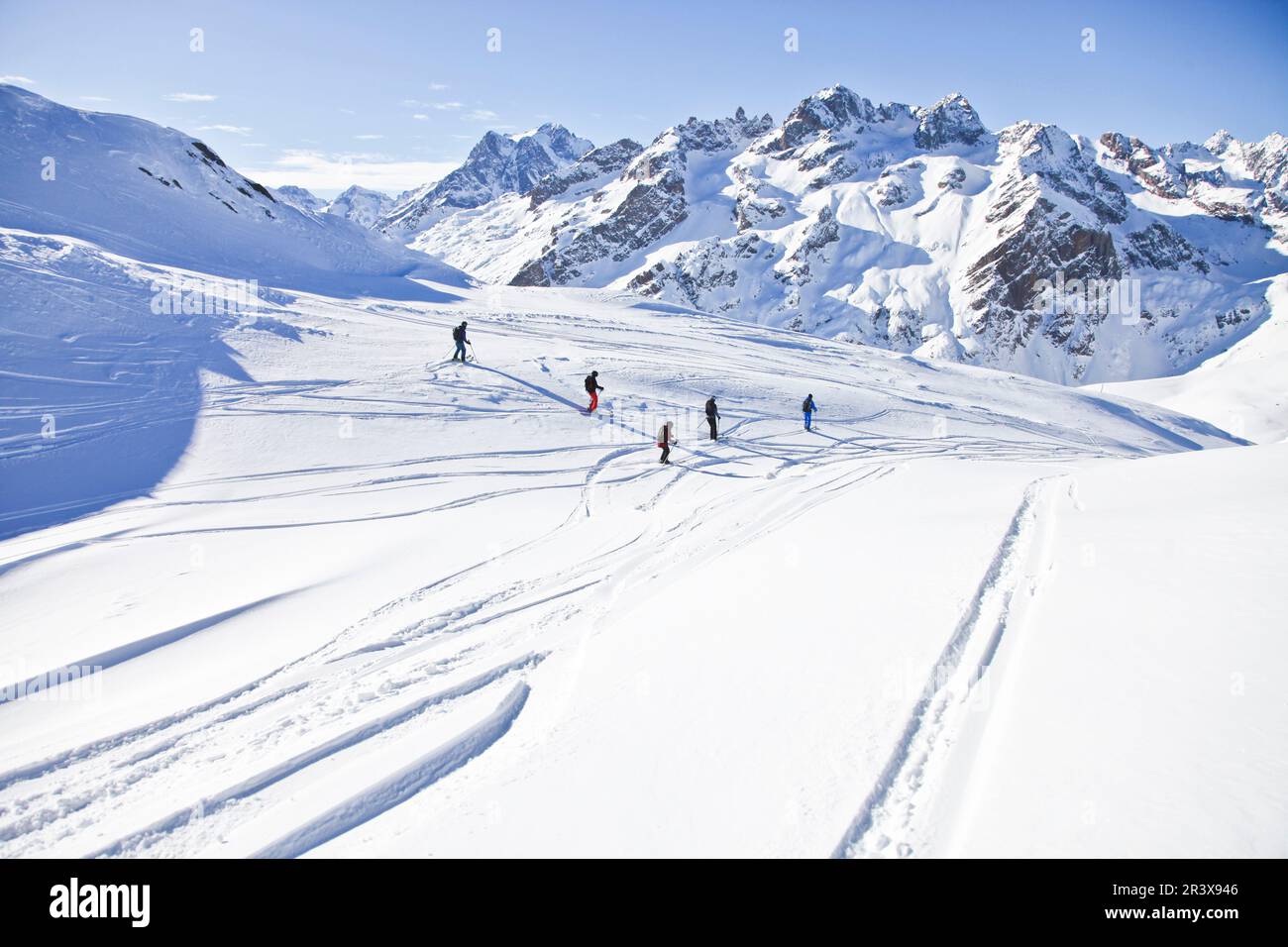 Alpes françaises, serre-Chevalier : groupe de skieurs accompagnés d'un instructeur de ski hors piste. Pratique de la randonnée (ski de fond) et hors-piste Banque D'Images