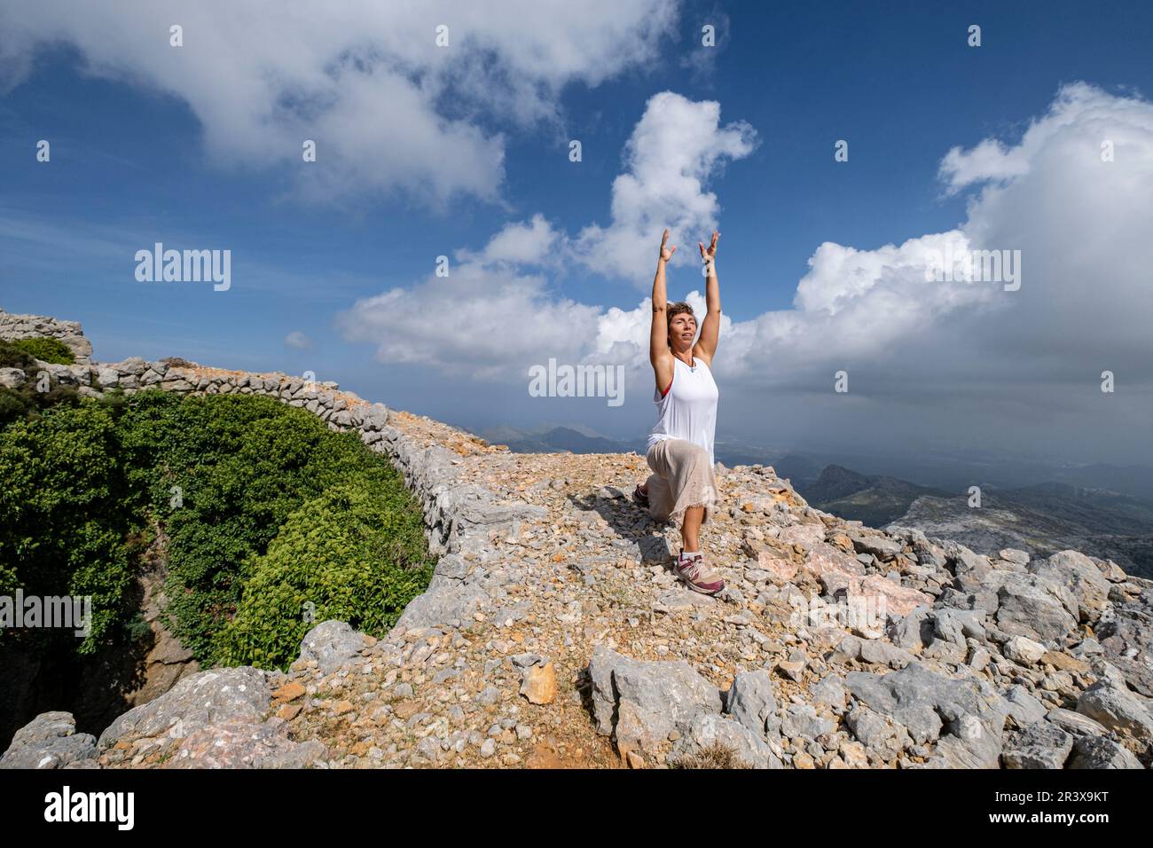 mujer realizando estiramientos en el Puig Tomir, serra de Tramuntana, Escorca, Majorque. Banque D'Images