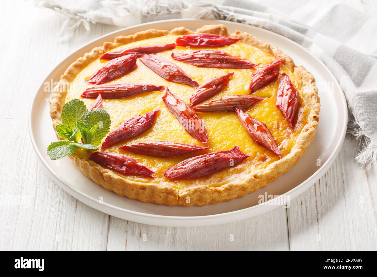 Délicieuse tarte à la rhubarbe avec crème anglaise sur la plaque de la table en bois. Horizontale Banque D'Images