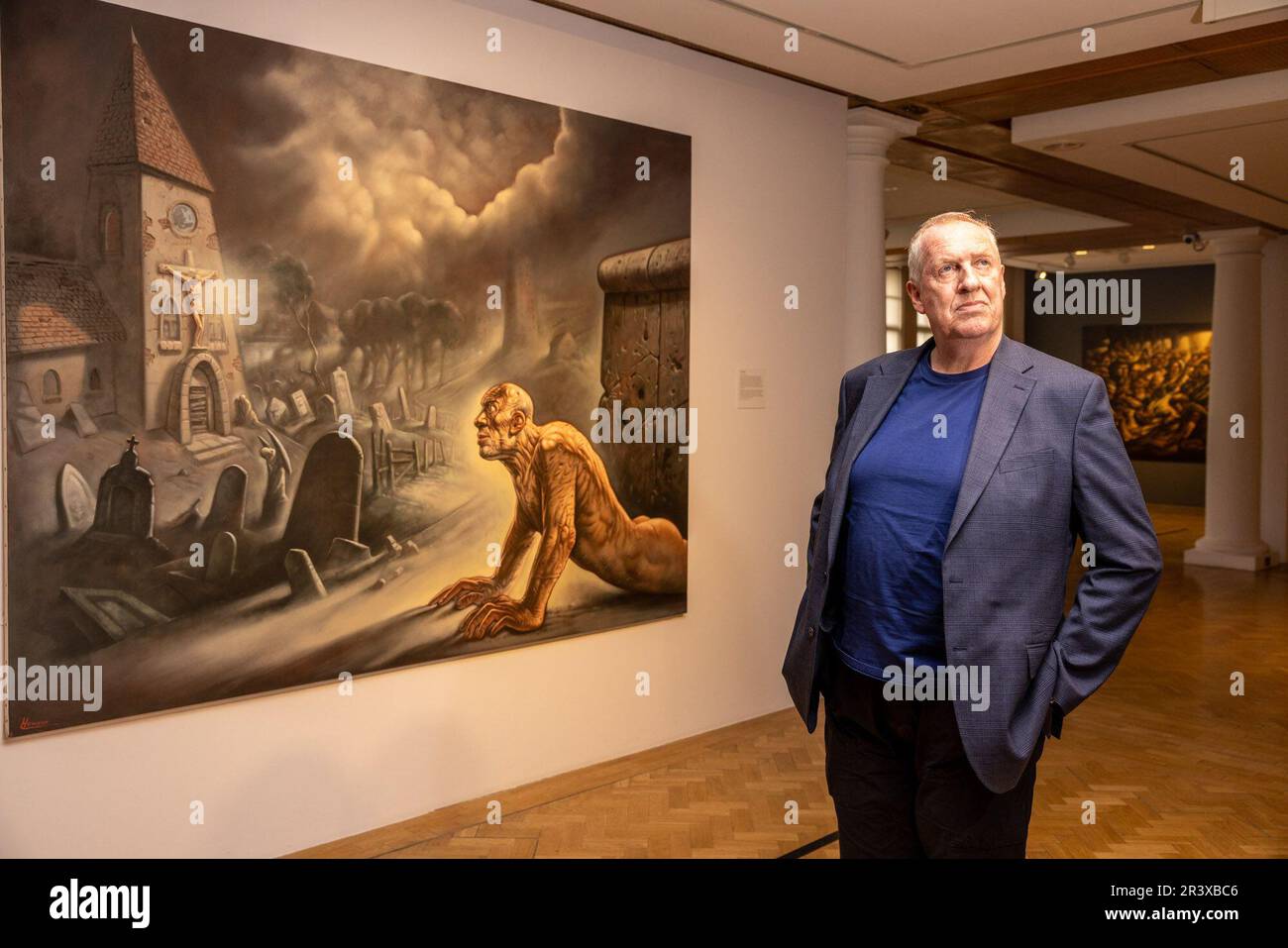 Edinburgh, Royaume-Uni. 25 mai 2023 en photo : de L à R Peter Howson avec son travail la troisième étape. Une importante rétrospective de l’un des plus grands peintres figuratifs du Royaume-Uni, Peter Howson, s’ouvre au City Art Centre d’Édimbourg du 27 mai au 1 octobre 2023. L’exposition rassemblera environ 100 œuvres couvrant la carrière de l’artiste, dont beaucoup n’ont jamais été vues en Écosse. Crédit : Rich Dyson/Alay Live News Banque D'Images