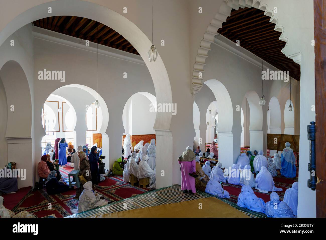 Femmes priant, mosquée Al Karaouine, construite en 859, Fès, maroc, afrique. Banque D'Images