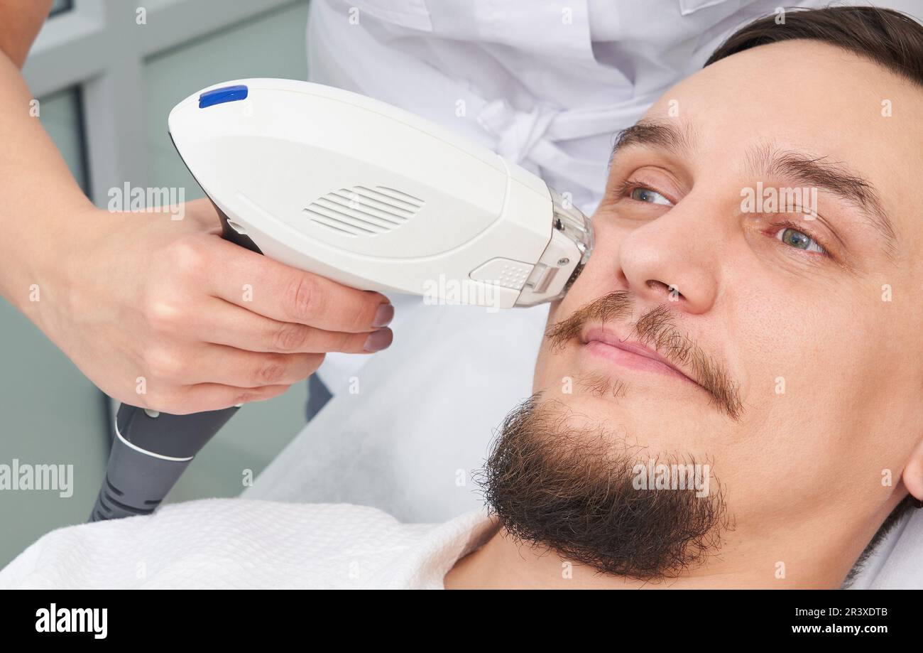 L'homme ayant un traitement au laser à Beauty Clinic Banque D'Images