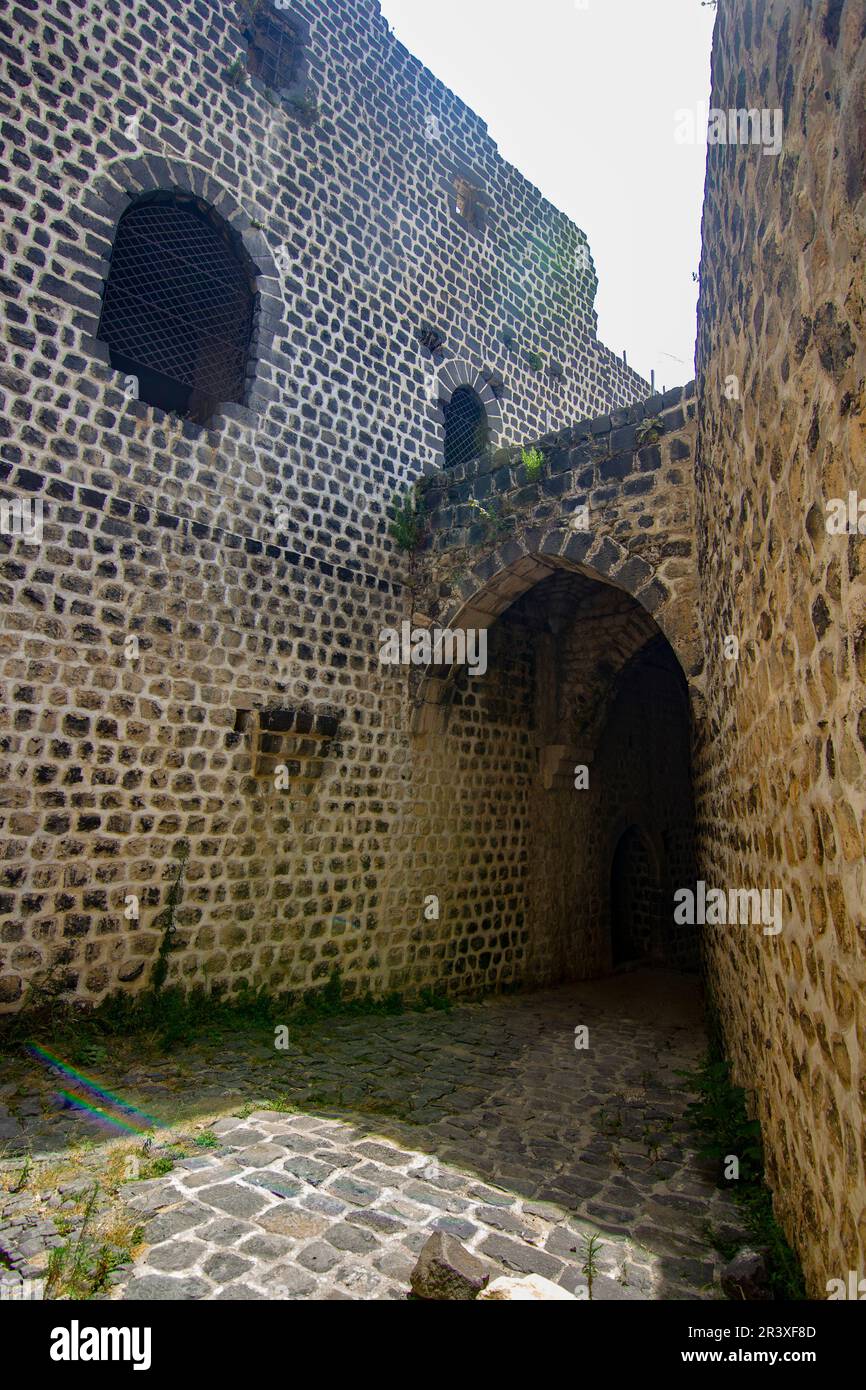 Vue extérieure d'un grand bâtiment à l'intérieur du château de Margat (Al-marqab) à Baniyas, Syrie. Banque D'Images