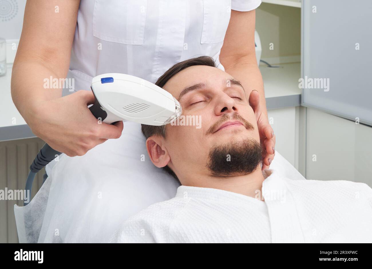 L'homme ayant un traitement au laser à Beauty Clinic Banque D'Images