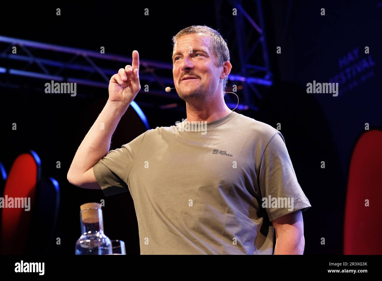 Wye, pays de Galles, Royaume-Uni, 25 mai 2023 Hay Festival, Hay on Wye, pays de Galles, Royaume-Uni – jeudi 25 mai 2023 – aventurier et auteur Bear Grylls sur scène le jour d’ouverture du festival Hay de cette année. Photo Steven May / Alamy Live News Banque D'Images