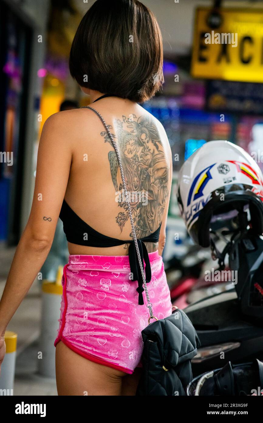 Une belle jeune femme thaïlandaise avec un magnifique tatouage fait son chemin en 7-11 sur soi Buakhao à Pattaya en Thaïlande. Banque D'Images