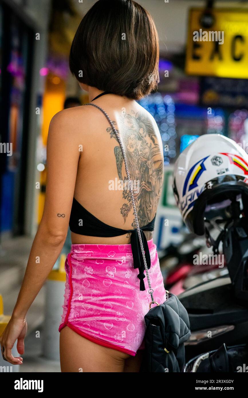 Une belle jeune femme thaïlandaise avec un magnifique tatouage fait son chemin en 7-11 sur soi Buakhao à Pattaya en Thaïlande. Banque D'Images